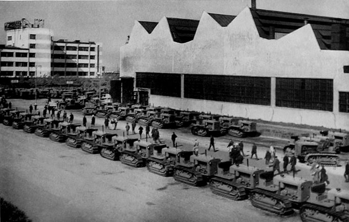 Usine de tracteurs de Tcheliabinsk. Source : Wikipedia.