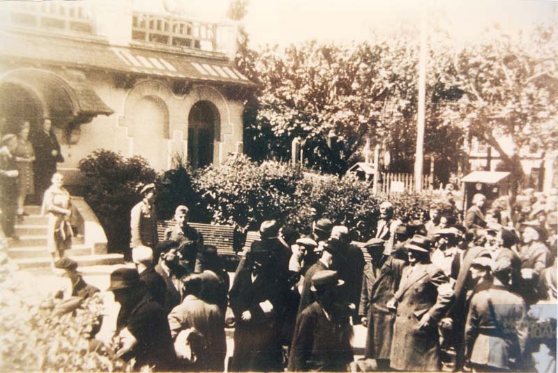 Arrivée de d'internés juifs au camp de Vittel, vraisemblablement venus du ghetto de Varsovie.Date possible, non confirmée : 1943. © Mémorial de la Shoah