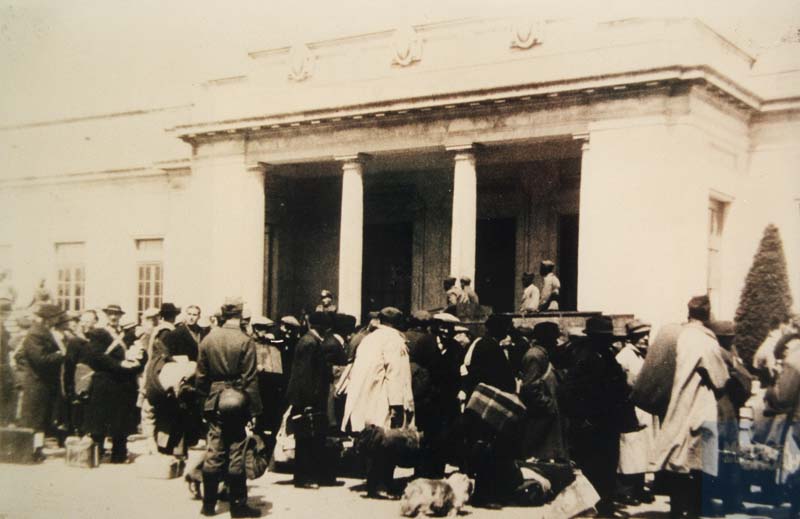 Un convoi pour la déportation en gare de Vittel (Vosges). France, 1944. © Mémorial de la Shoah